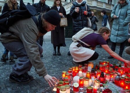 شمع های یاد قربانیان حادثه تیراندازی در پراگ