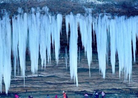 بازدید گردشگران از یک آبشار یخی در چین