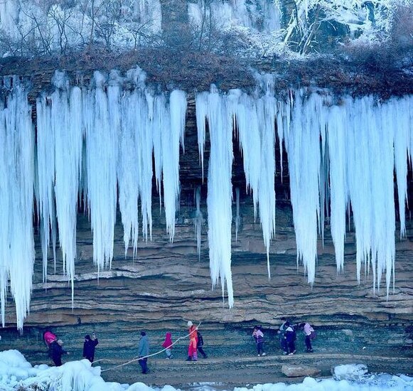 بازدید گردشگران از یک آبشار یخی در چین