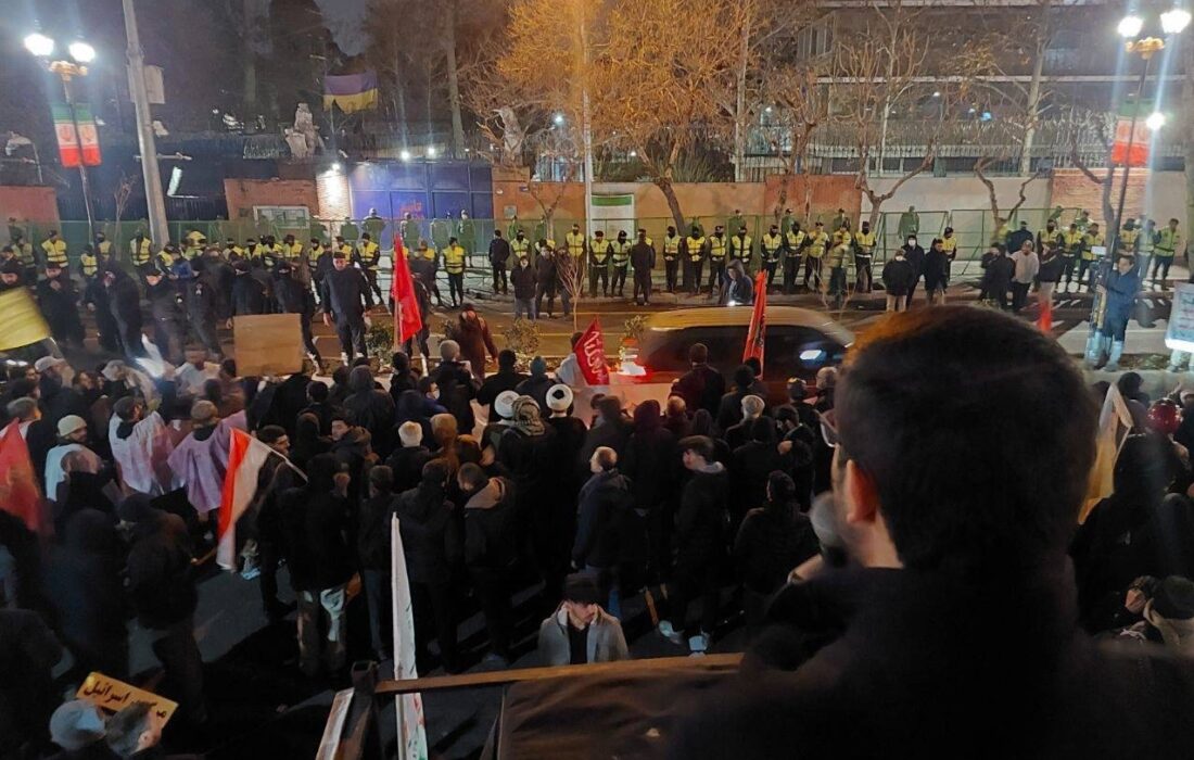 تجمع شبانه مقابل سفارت انگلیس در تهران