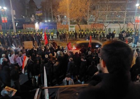 تجمع شبانه مقابل سفارت انگلیس در تهران