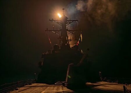 پرتاب موشک از کشتی آمریکایی مستقر در دریای سرخ