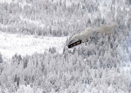 عبور یک قطار بخار از منطقه ای کوهستانی