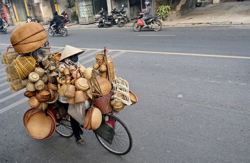 یک دوچرخه سوار دستفروش در ویتنام