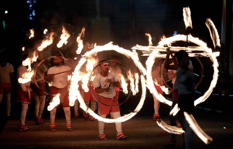آتش بازی در یک جشنواره آیینی در سریلانکا