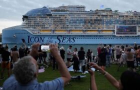 حرکت بزرگ ترین کشتی تفریحی جهان از ساحل شهر میامی