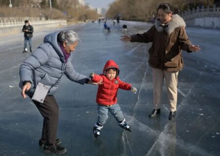 اسکیت روی رود یخزده در شهر پکن