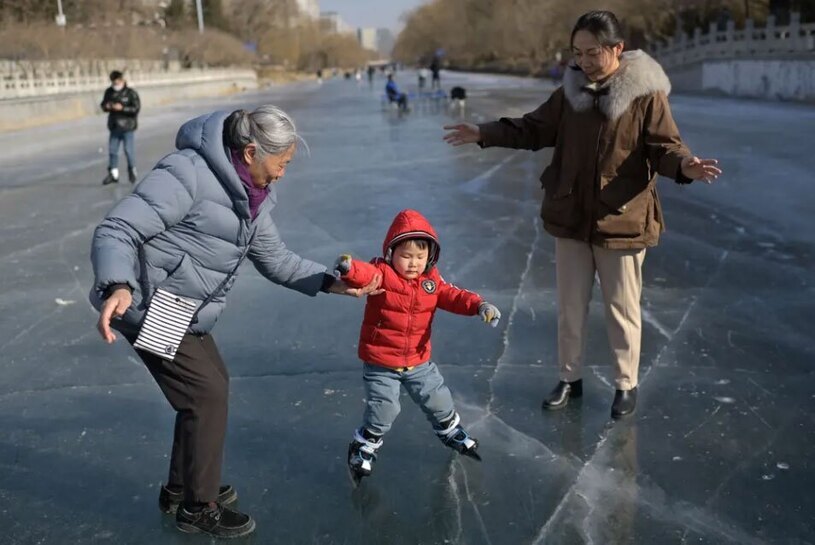 اسکیت روی رود یخزده در شهر پکن