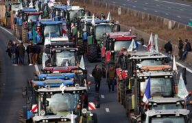 ادامه اعتصاب سراسری کشاورزان فرانسوی