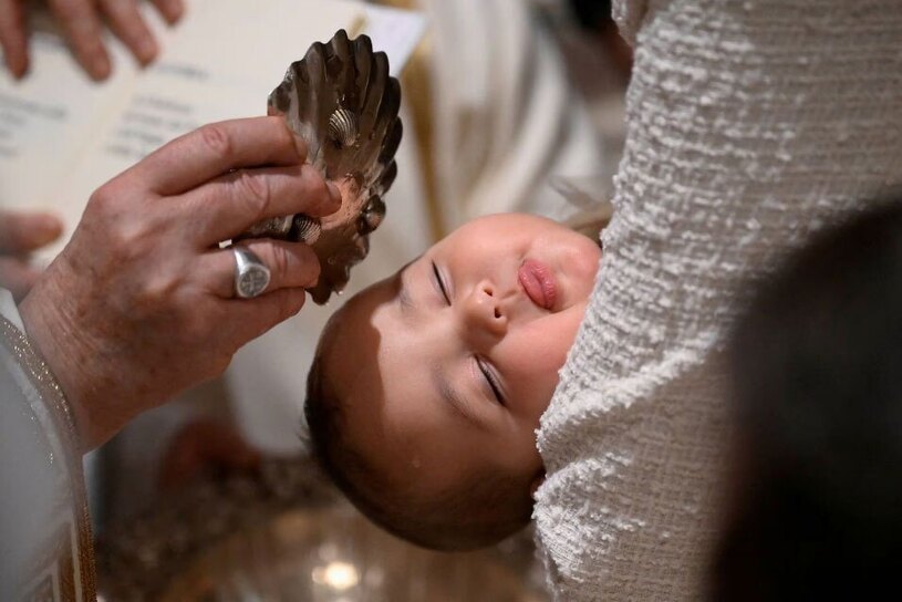 غسل تعمید یک نوزاد از سوی پاپ فرانسیس