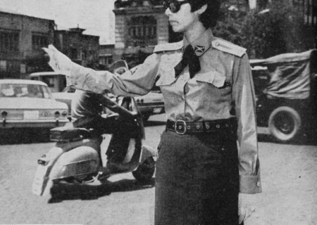 پلیس زن در چهار راه مخبرالدوله ۵۰ سال قبل/ عکس