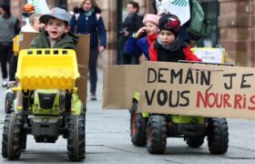 اعتصاب فرزندان کشاورزان فرانسوی با تراکتورهای اسباب بازی