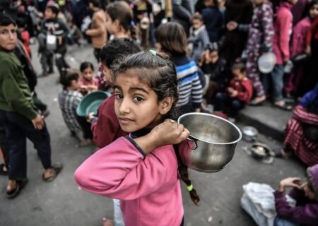 انتظار کودکان در رفح غزه برای توزیع غذا