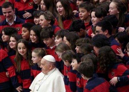 عکس یادگاری پاپ فرانسیس با دانش آموزان