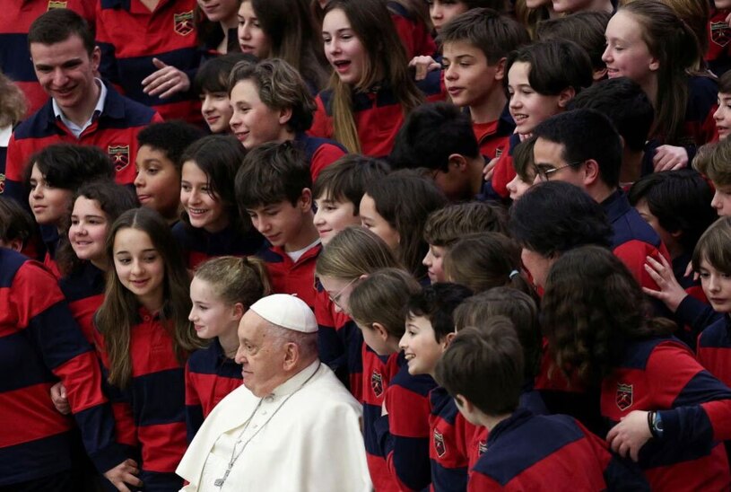 عکس یادگاری پاپ فرانسیس با دانش آموزان