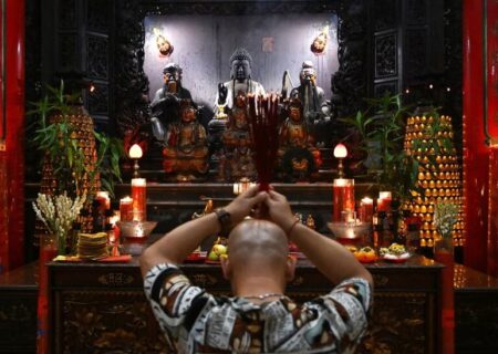 دعای سال نو چینی در معبدی در بالی اندونزی