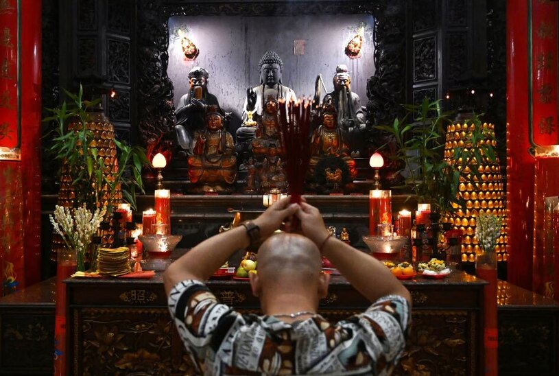 دعای سال نو چینی در معبدی در بالی اندونزی