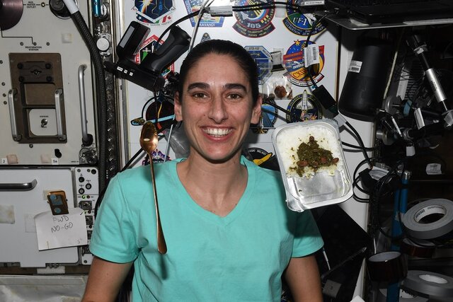 با یاسمین مقبلی قرمه‌سبزی به فضا رفت