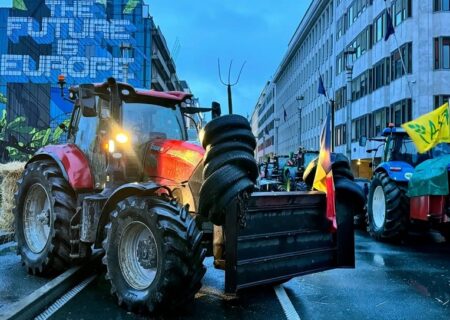 مسدود کردن خیابان توسط کشاورزان معترض