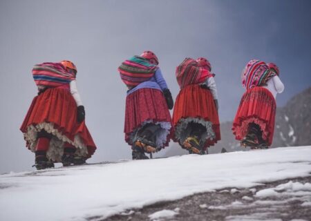 ۴ بانوی بومی بولیویایی در حال کوهنوردی