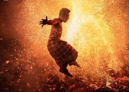 پرش یک مرد هندو اهل بالی اندونزی از روی آتش