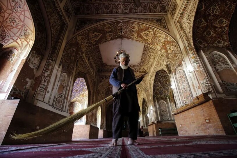 تمیز کردن مسجدی در پیشاور پاکستان