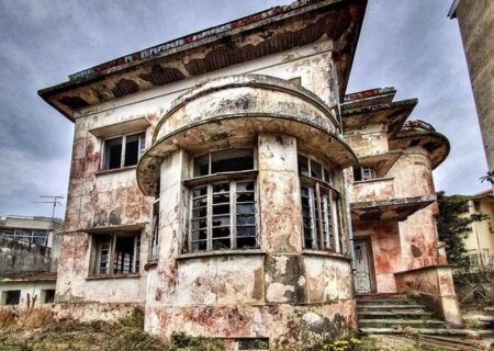 یک خانه از دوره پهلوی اول در بندر انزلی در حال تخریب است