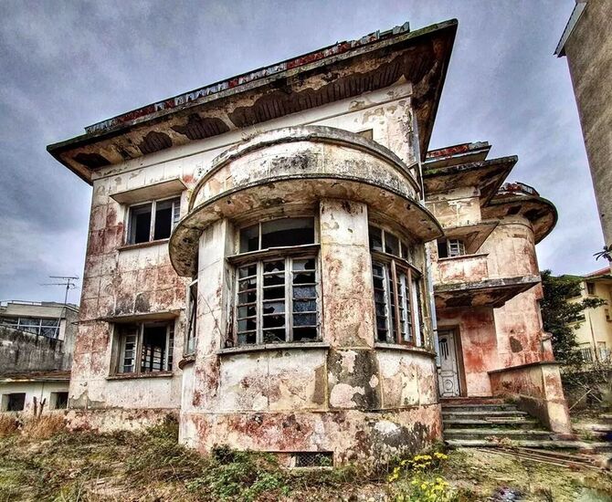 یک خانه از دوره پهلوی اول در بندر انزلی در حال تخریب است
