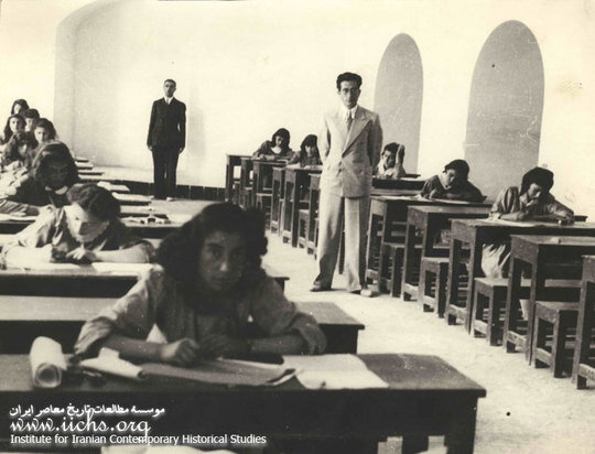 مدرسه دخترانه ای در تهران ۸۰ سال قبل /عکس