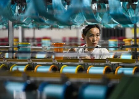 یک کارخانه تولید پارچه ابریشم در شهر فویانگ چین