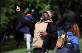 پرتاب سنگ به سمت پلیس در جریان اعتراضات بوینوس آیرس