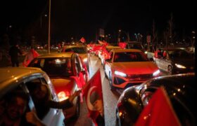 جشن خیابانی مخالفان اردوغان از پیروزی نامزدهای حزب مخالف