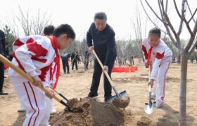 رییس جمهوری چین در حال کاشت نهال
