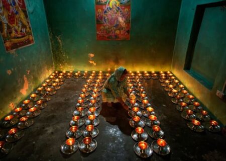روشن کردن شمع در معبدی در جامو هند