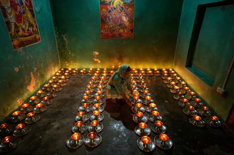 روشن کردن شمع در معبدی در جامو هند