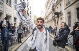 تظاهرات دانشجویان دانشگاه علوم سیاسی پاریس در همبستگی با دانشجویان معترض آمریکایی