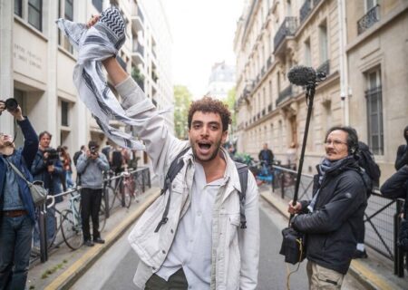 تظاهرات دانشجویان دانشگاه علوم سیاسی پاریس در همبستگی با دانشجویان معترض آمریکایی