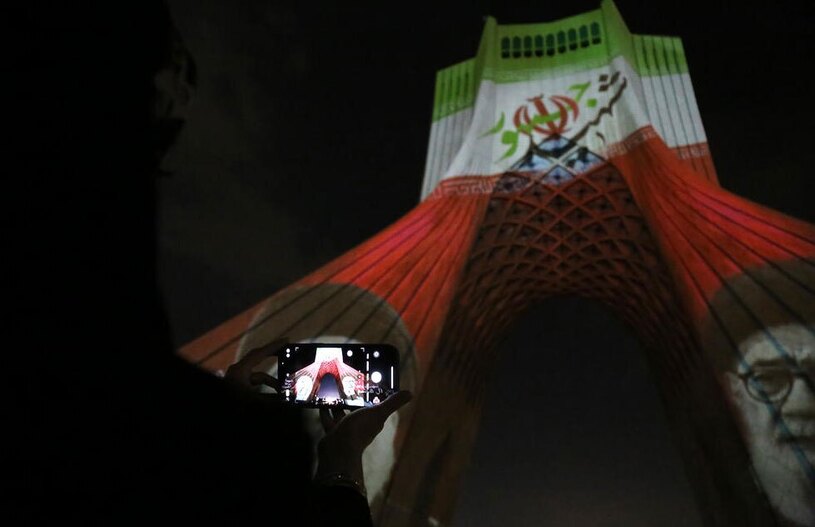 نورپردازی برج آزادی تهران به مناسبت شهادت رئیس جمهوری و هیات همراه