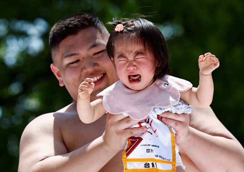 مسابقه سومو با گریه بچه در معبد “سنسوجی”