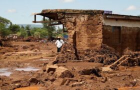 سیل ناشی از شکستن یک سد در مرکز کنیا