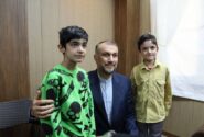 تصویری از شهید حسین امیرعبداللهیان وزیر امورخارجه در کنار دو پسرش
