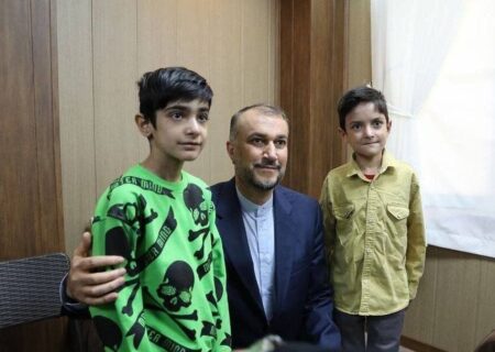 تصویری از شهید حسین امیرعبداللهیان وزیر امورخارجه در کنار دو پسرش