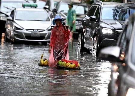 موز فروش دوره گرد در سیلاب شهر هانوی ویتنام