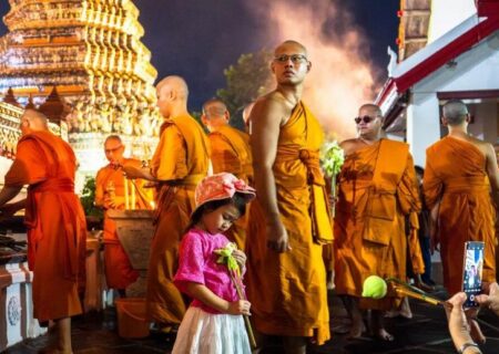 برگزاری جشنواره ای آیینی در معبدی در شهر بانکوک