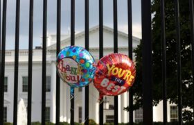 قدردانی از بایدن بر حصارهای کاخ سفید