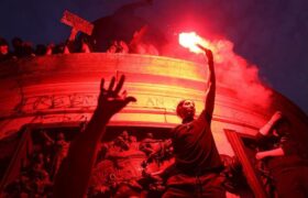 شادمانی شبانه در خیابان های پاریس پس از اعلام نتایج اولیه از انتخابات