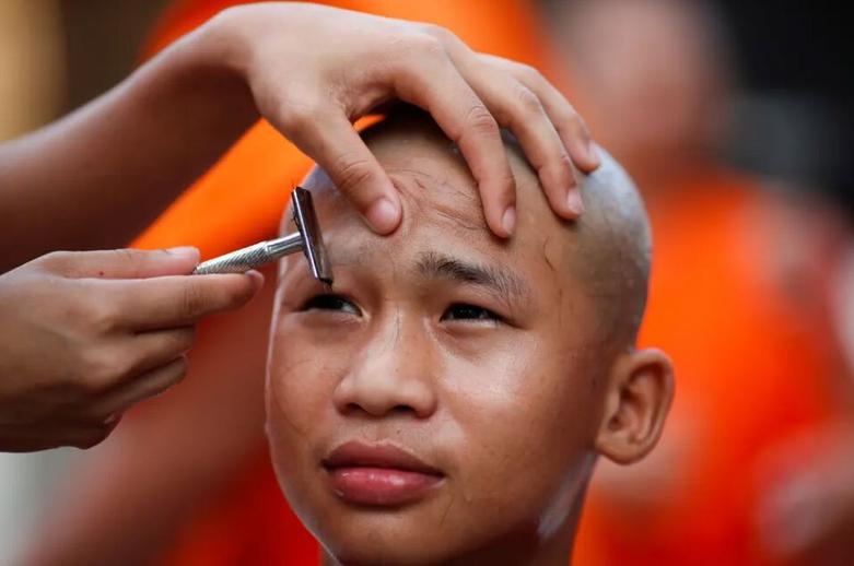 مراسم تراشیدن مو و ابروی راهبان نوجوان در تایلند