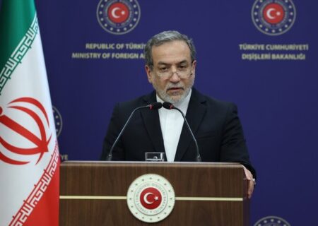 عراقچی: اگر دمشق از ایران درخواست اعزام نیرو کند، آن را بررسی می‌کنیم