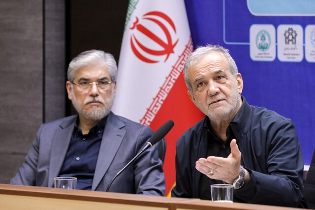 پزشکیان: در برخی دانشگاهها، اساتید و نخبگان را تحت فشار قرار میدهند