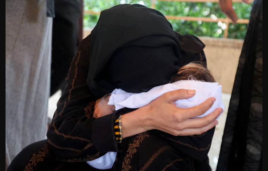 مادر فلسطینی سوگوار فرزند فوت شده در اثر سرما در نوار غزه